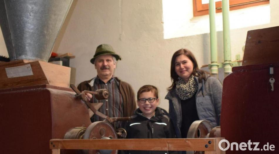 Drei Generationen auf der Senkendorfer Mühle: Müller Hans Wopperer (68) , Enkel Marvin (11) und Tochter Andrea Heining (42). Sie ist seit zwei Jahren Inhaberin der Mühle.