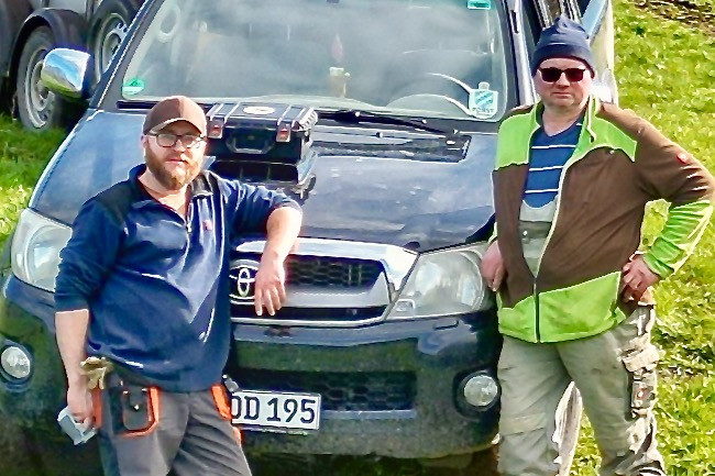 Die Landwirte Stephan Hauer (links im Bild) und Norbert Böhmer vor ihrem Pick-up-Truck.