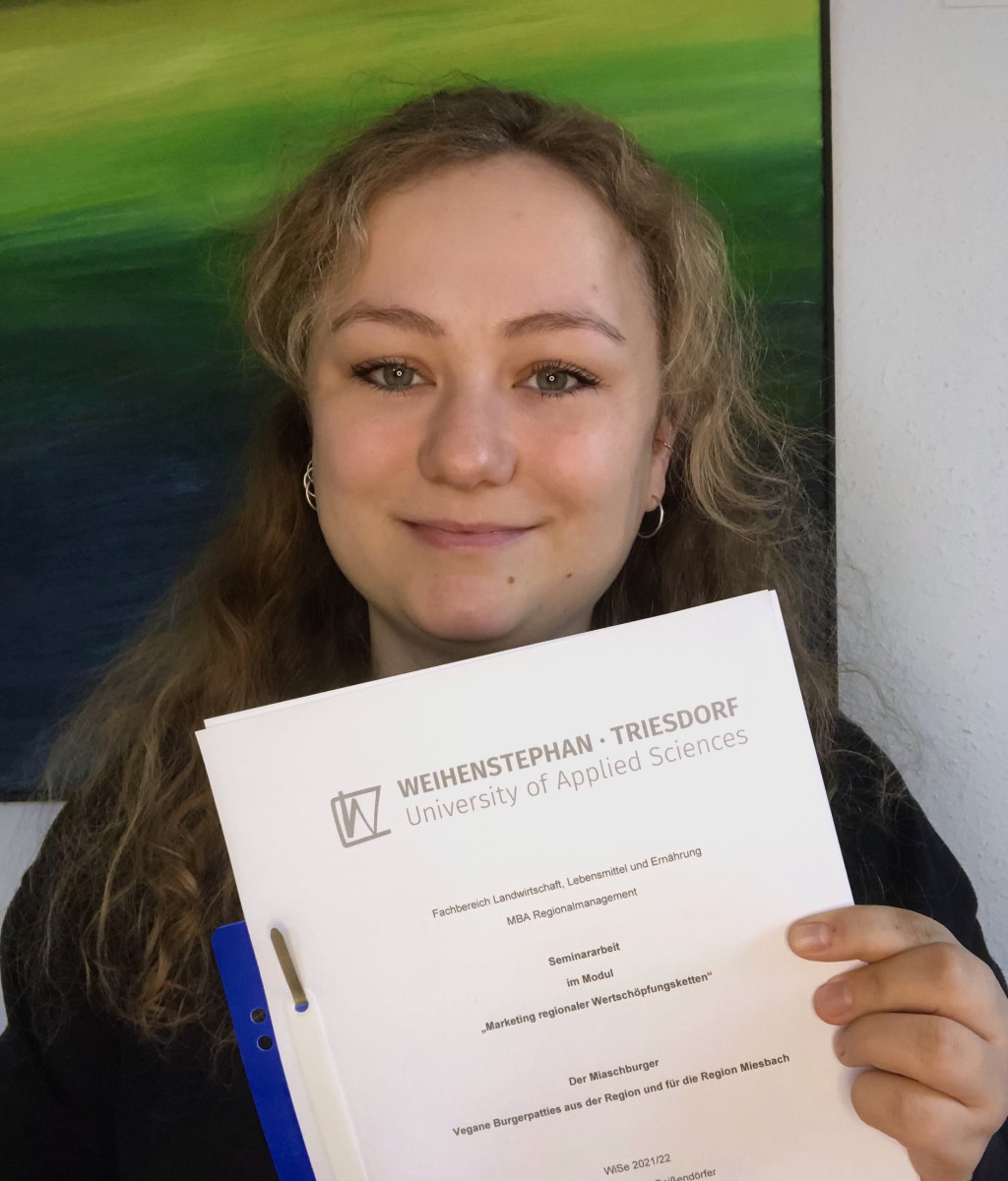 Studentin Gesa Zenner hält ihre Studienarbeit zum MiaschBurger in der Hand