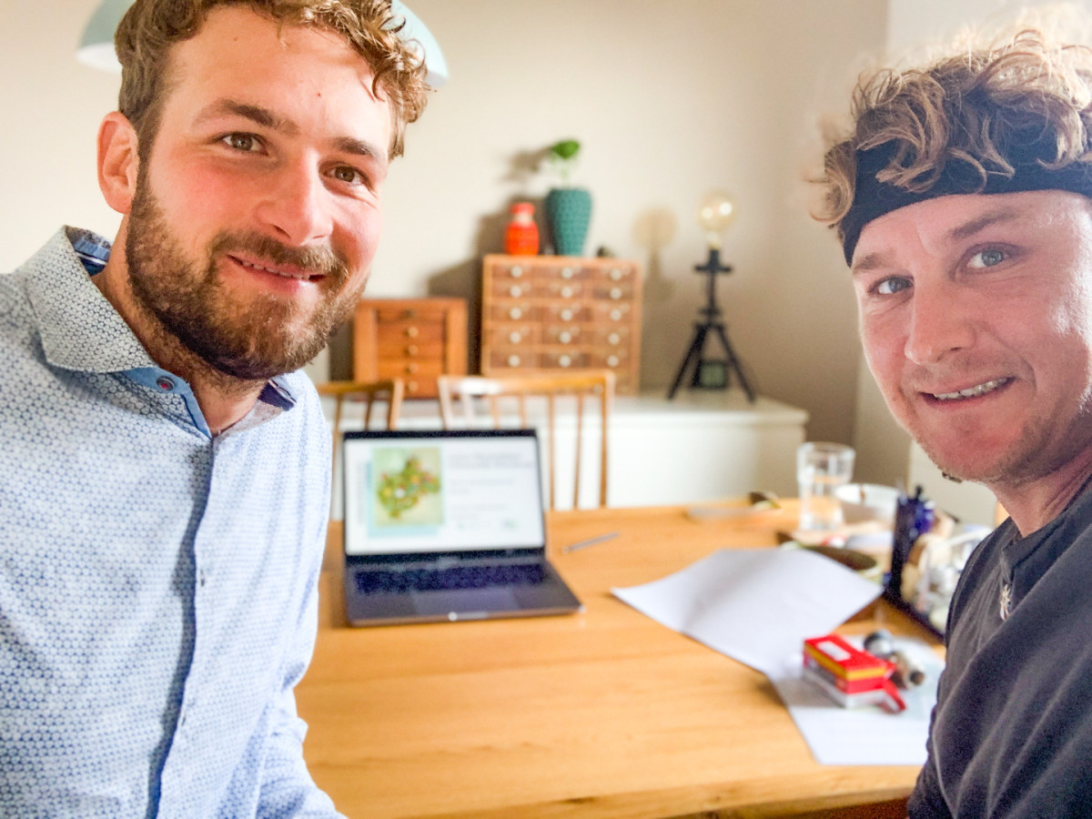 Felix Schmidl und Markus Büttner mit einem Selfie vor einem Laptop