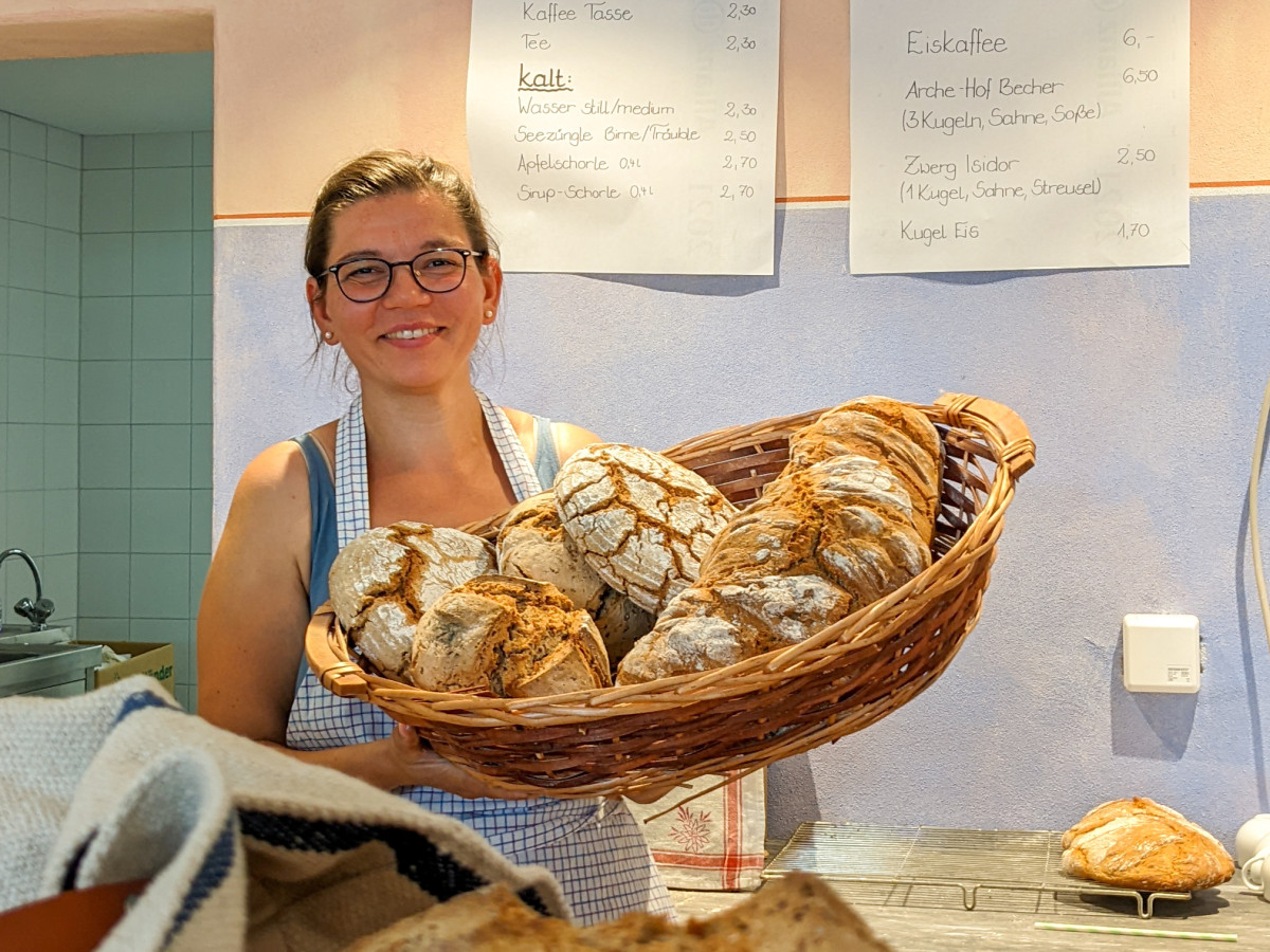 Hofbäckerei auf dem Bauernhof mit Bauernbrot und Bäuerin Barbara Birk für HeimatUnternehmen Bayern