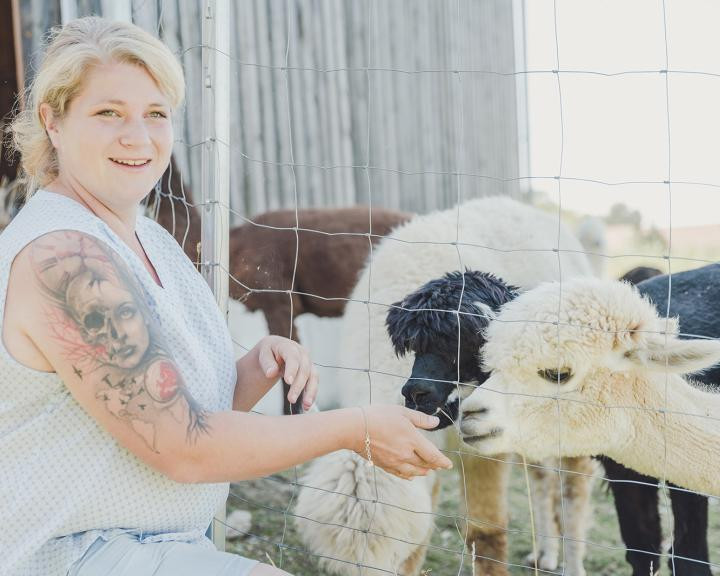 Elli Schreier, die junge Landwirtin beim Füttern ihrer Alpakaherde