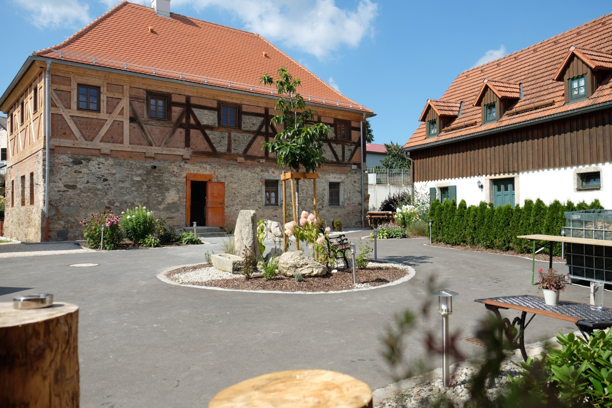 Die sanierte Mühle Mähring mit seinem Fachwerk und der alten Bausubstanz und der Feststodl umrahmen den liebevoll gestalteten Innenhof.