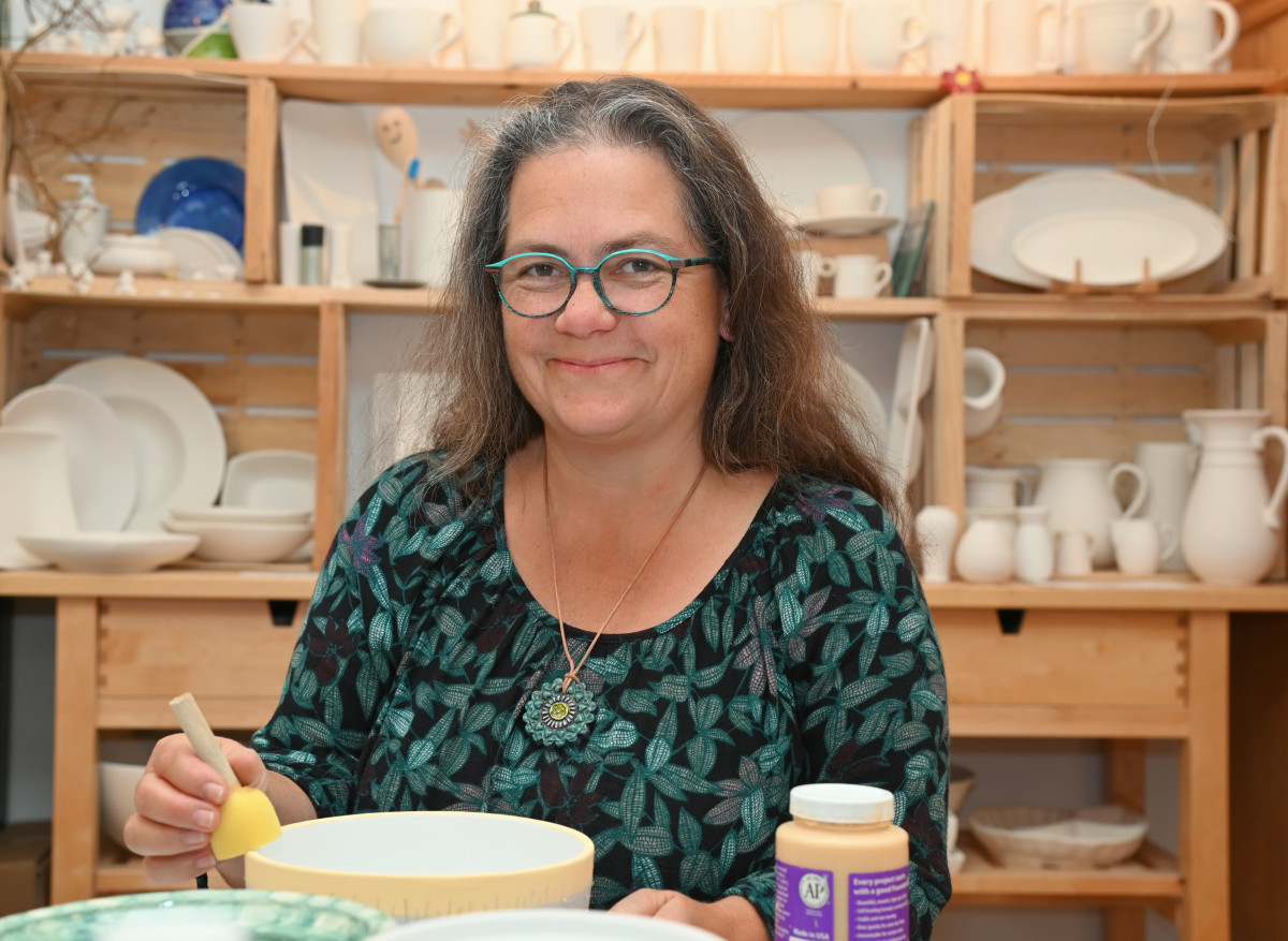 Ingrid Faltlhauser in ihrer Werkstatt mit Keramikrohlingen