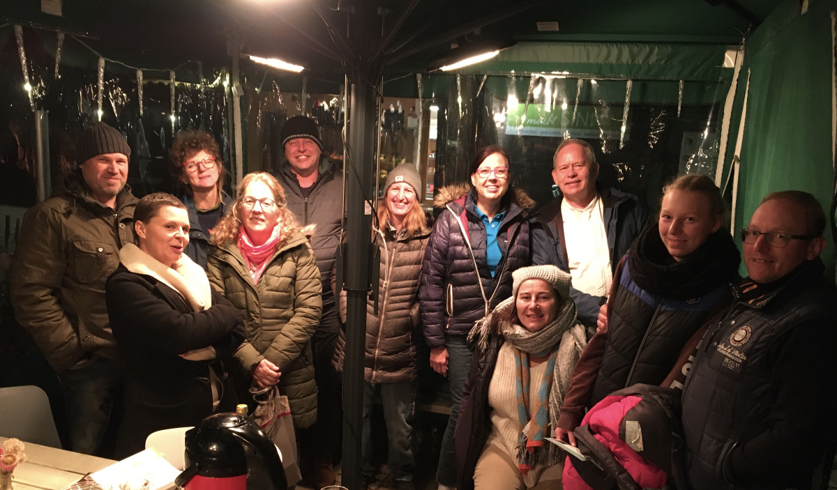 Gruppenfoto mit zehn HeimatunternehmerInnen im Wintergarten
