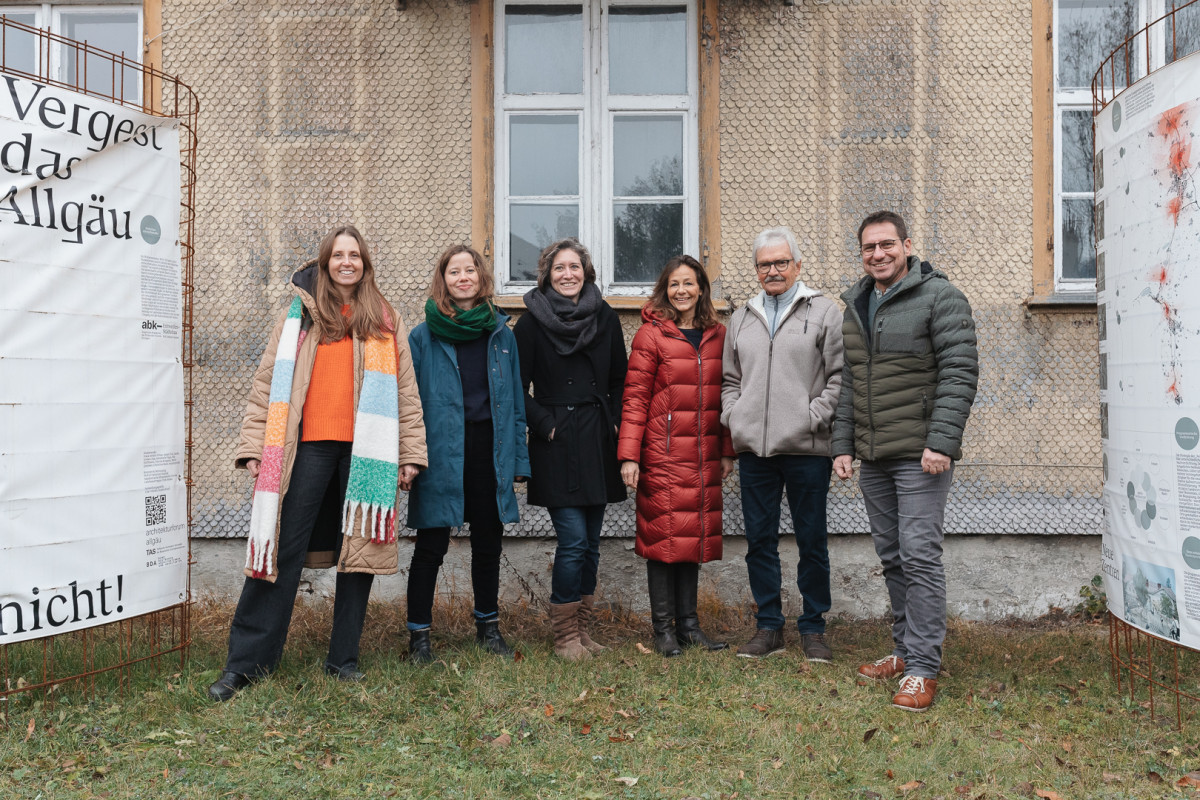 Ehrenamtliche Helfer in Bayern bei der Alten Schule Bühl im Allgäu unterstützt von der Initiative HeimatUnternehmen