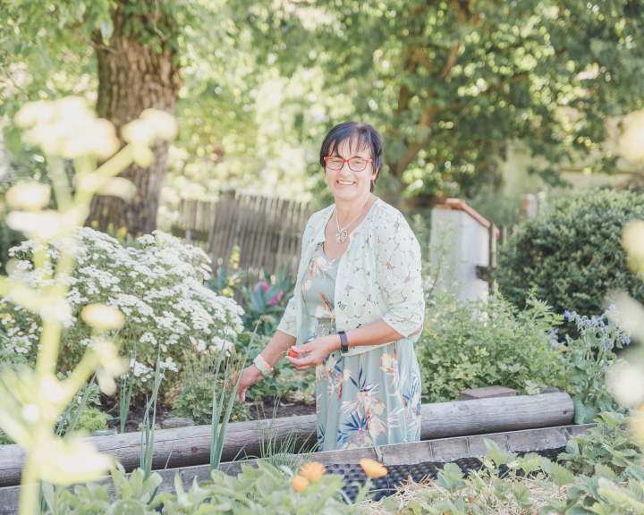 Paula Hochholzer in ihrem Kräutergarten