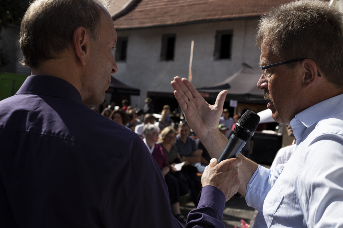 HeimatEntwickler Alfred Wolf mit Reporter am Mikrofon