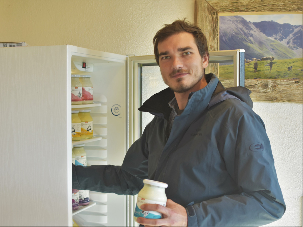 Ein junger Käser an Kühlschrank mit Unterstützung von HeimatUnternehmen